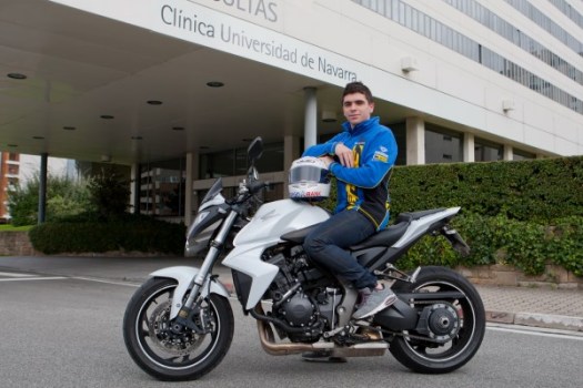 Alex Mariñelarena sobre la moto en la que se despidió de su rehabilitación en la Clínica Universidad de Navarra