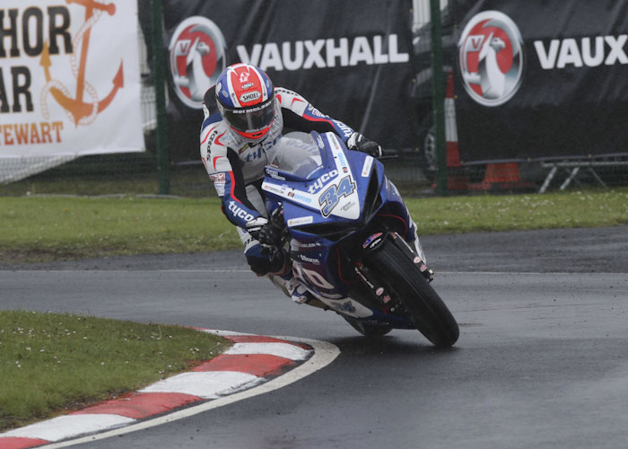 Alastair Seeley lidera la primera jornada de la North West 200 en tres categorías