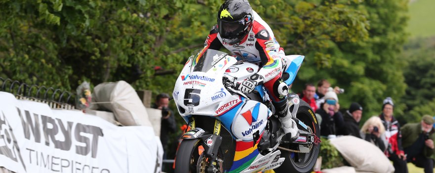 Bruce Anstey y Ian Hutchinson brillan en el arranque del Tourist Trophy