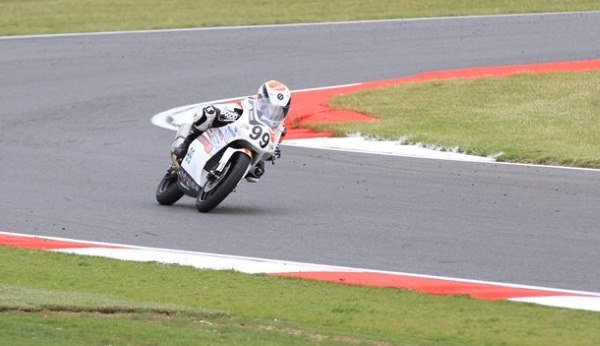 Carlos Tatay logra una tercera posición en la carrera de la Copa Moriwaki 250 Junior disputada en Snertterton