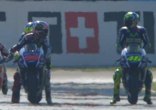 La polémica de la sesión la protagonizaron Rossi y Lorenzo, quien se encontró en su trazada al italiano rodando lento en su vuelta final
