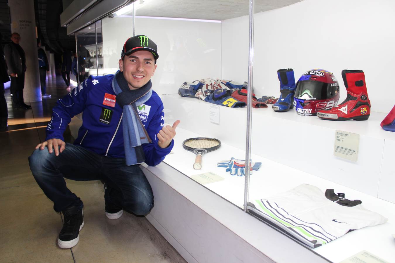 Jorge Lorenzo visita el museo del Camp Nou