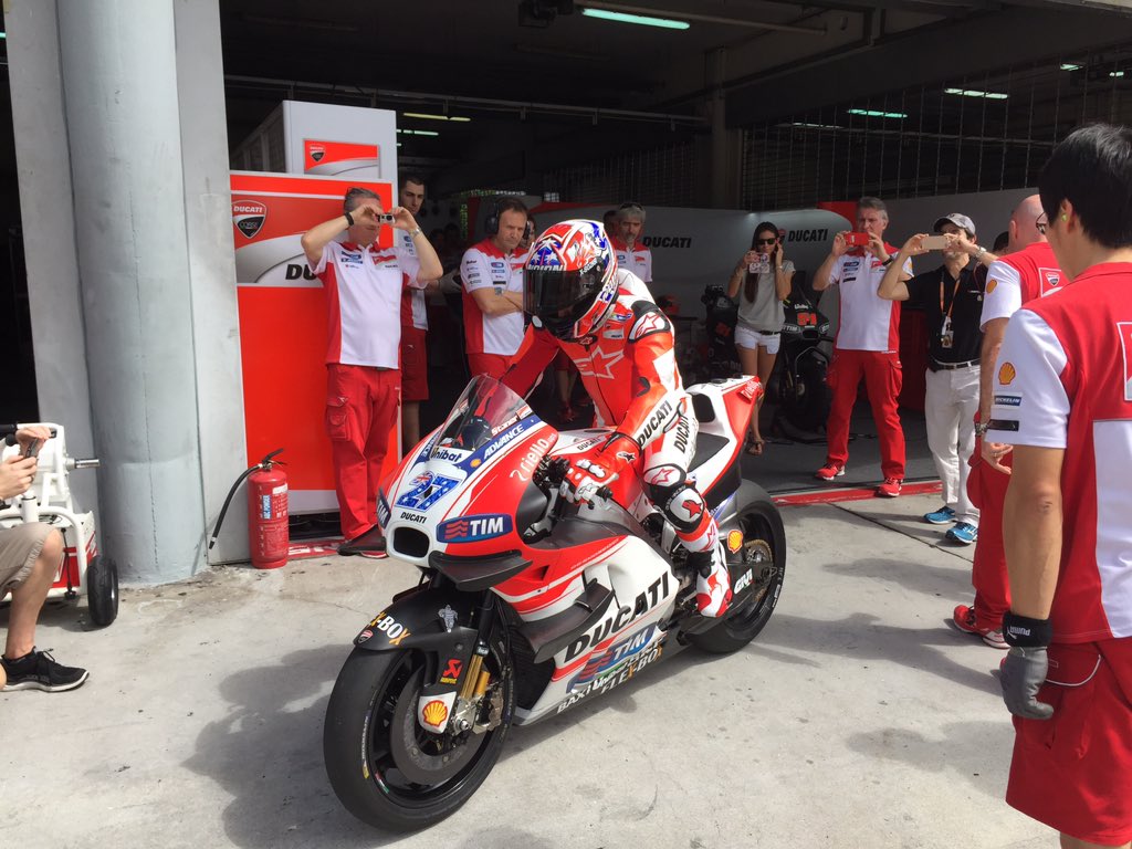 Casey Stoner rueda con la Ducati en Sepang