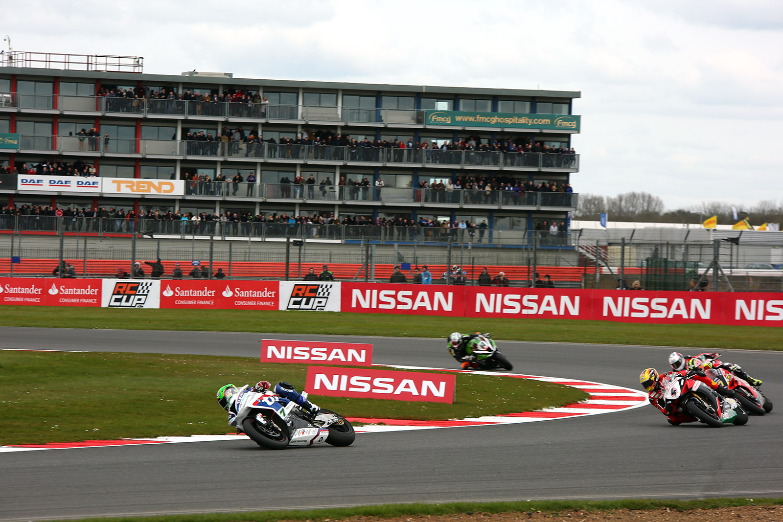 Byrne, primer líder del BSB. Dani Sáez vence en Moto3