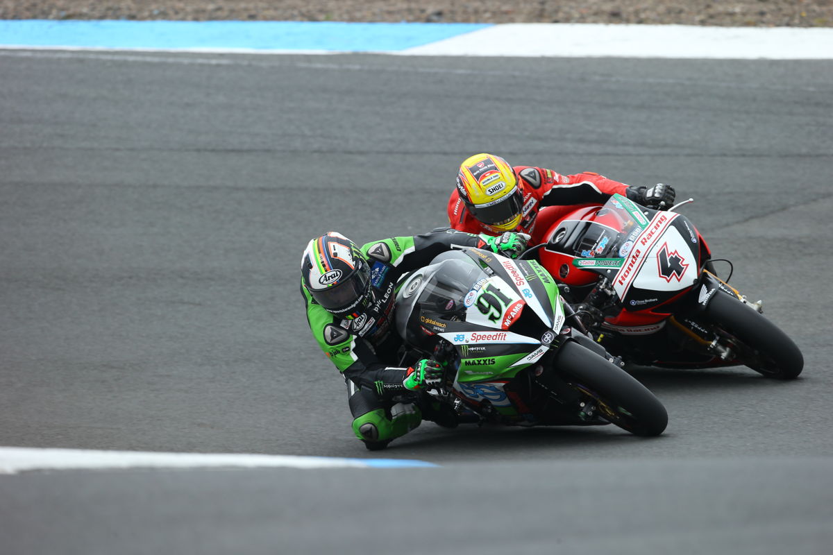 BSB Knockhill: Reparto de victorias entre Haslam y Byrne