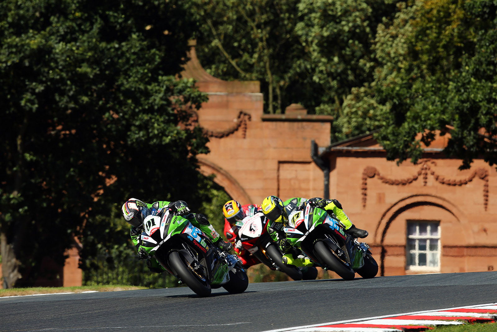 BSB Oulton Park: Triplete de Leon Haslam, nuevo líder antes del Showdown