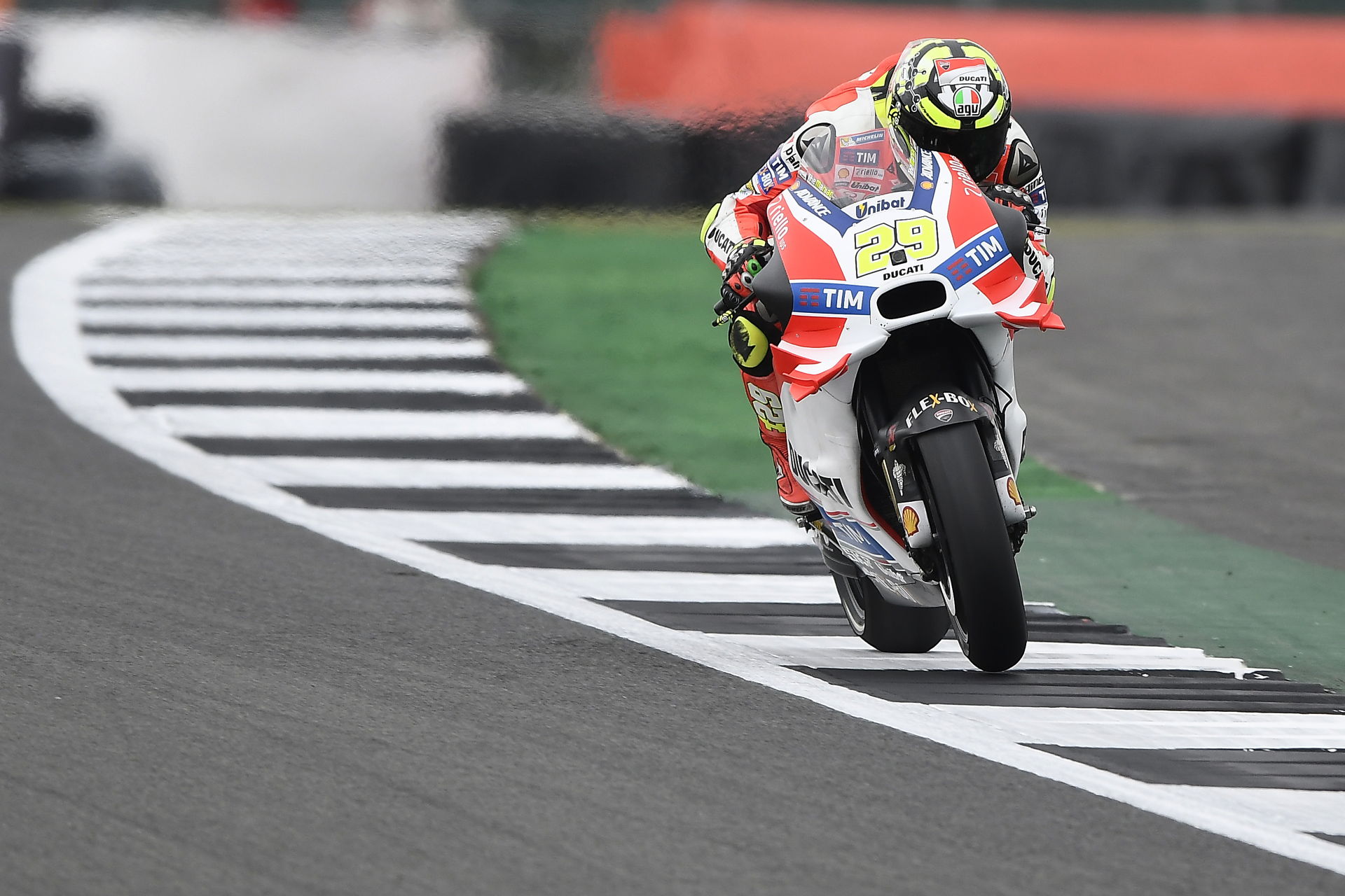 Andrea Iannone, mejor tiempo en los entrenamientos libres del Gran Premio de Gran Bretaña de MotoGp