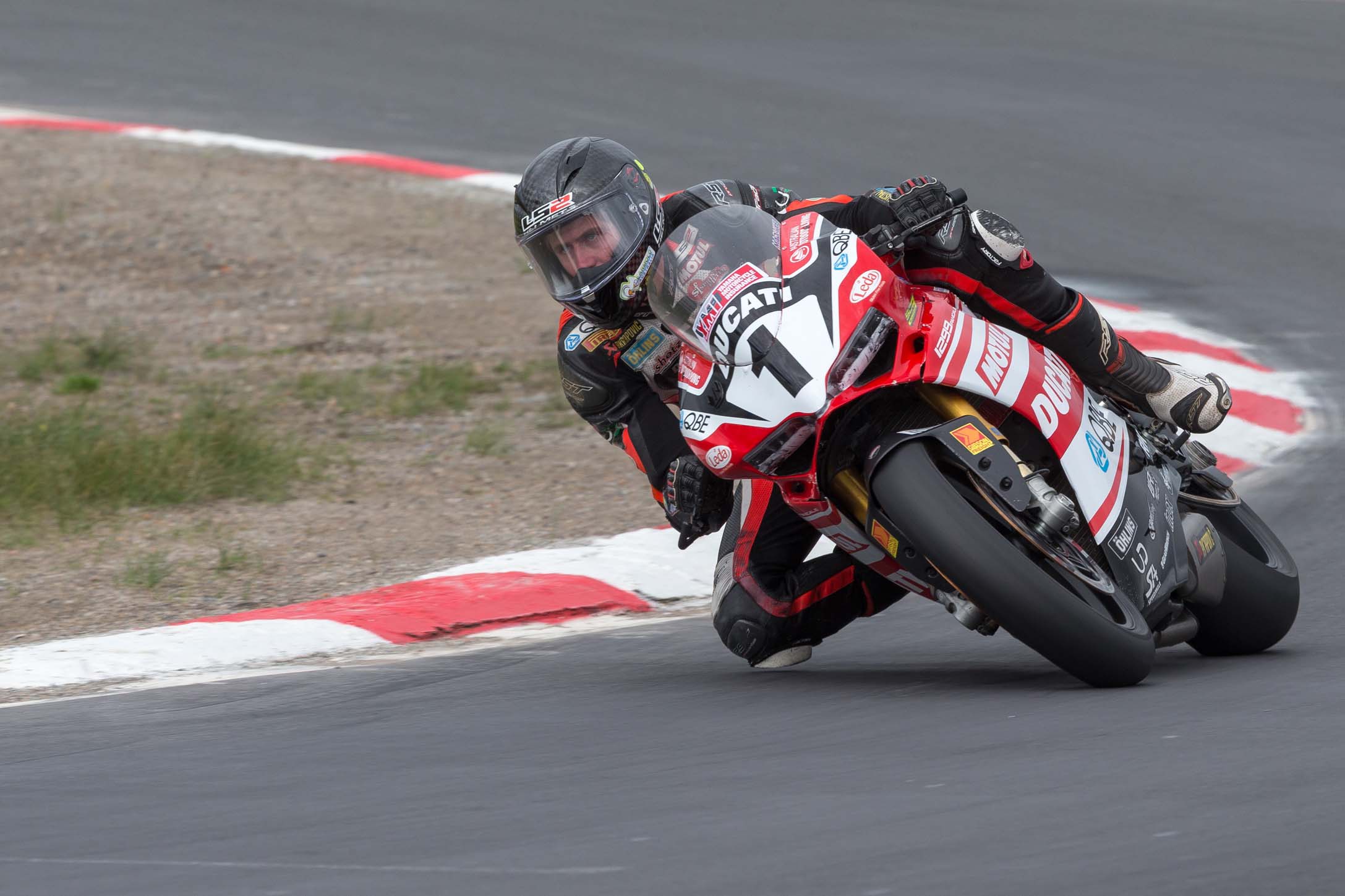 Mike Jones, con el equipo oficial Ducati en Superstock 1000