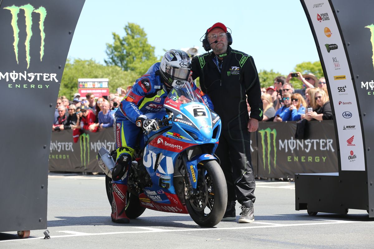 Michael Dunlop gana el Senior TT. Ian Hutchinson se lesiona