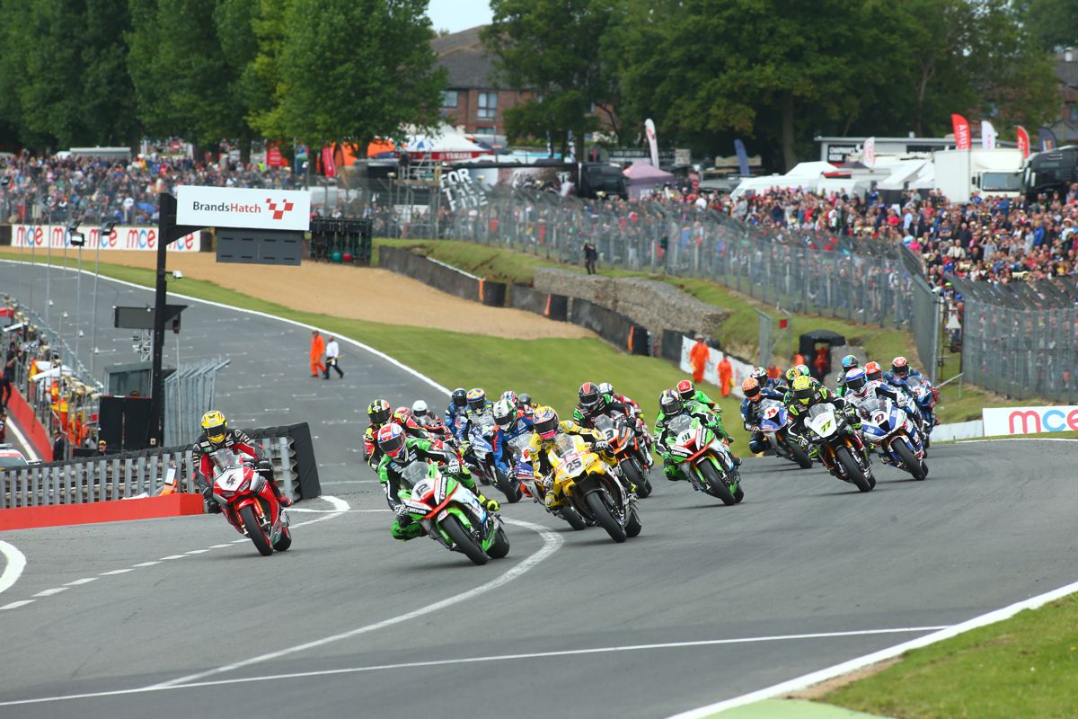 BSB Brands Hatch: Doblete y liderato para Shakey Byrne