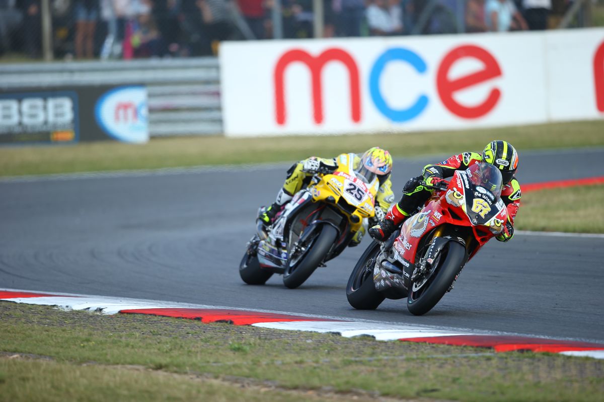 Shakey Byrne se engancha al campeonato. Víctor Rodríguez gana en Motostar