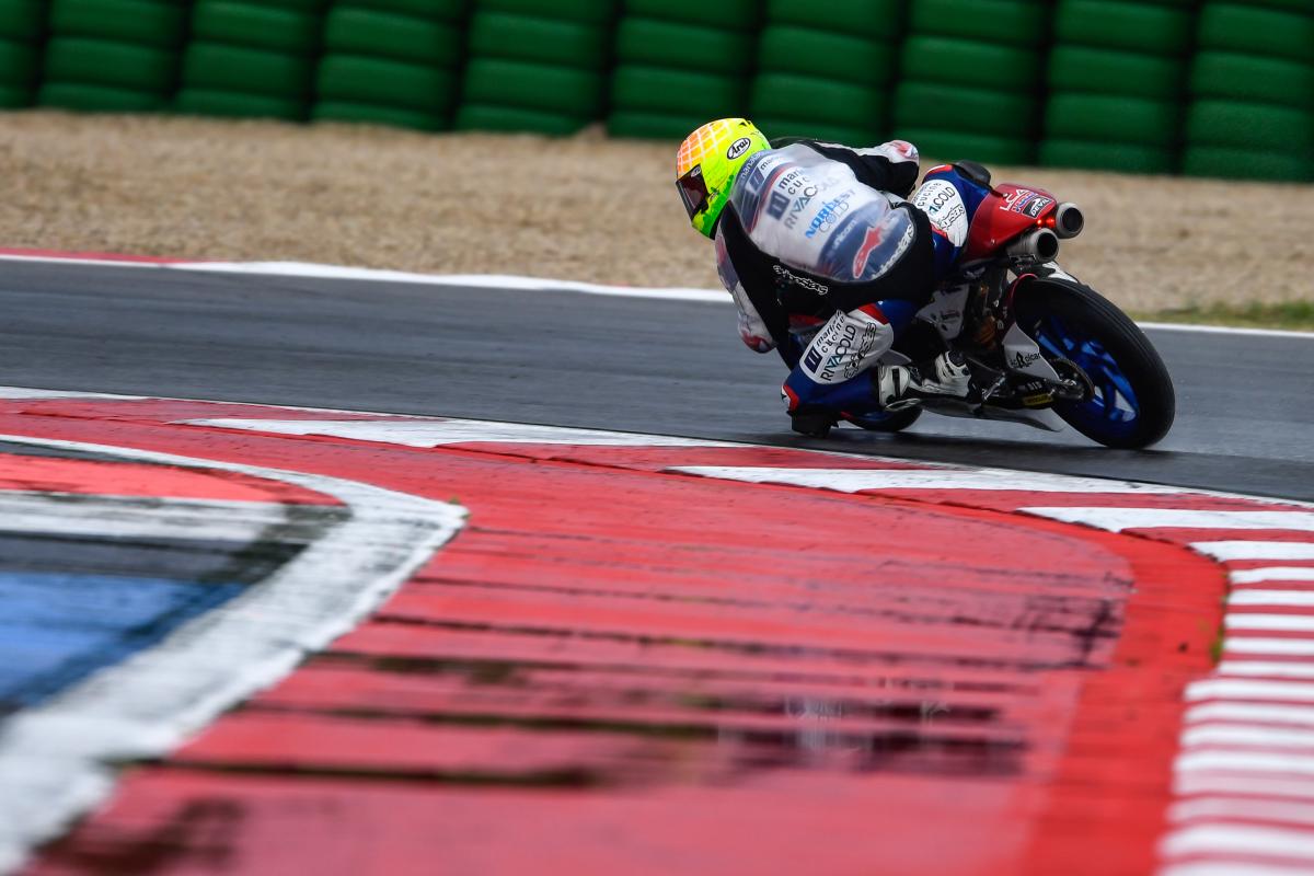 Romano Fenati vence bajo la lluvia en Misano