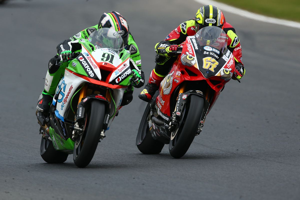 Leon Haslam, Josh Brookes y Shane Byrne se juegan el BSB en Brands Hatch