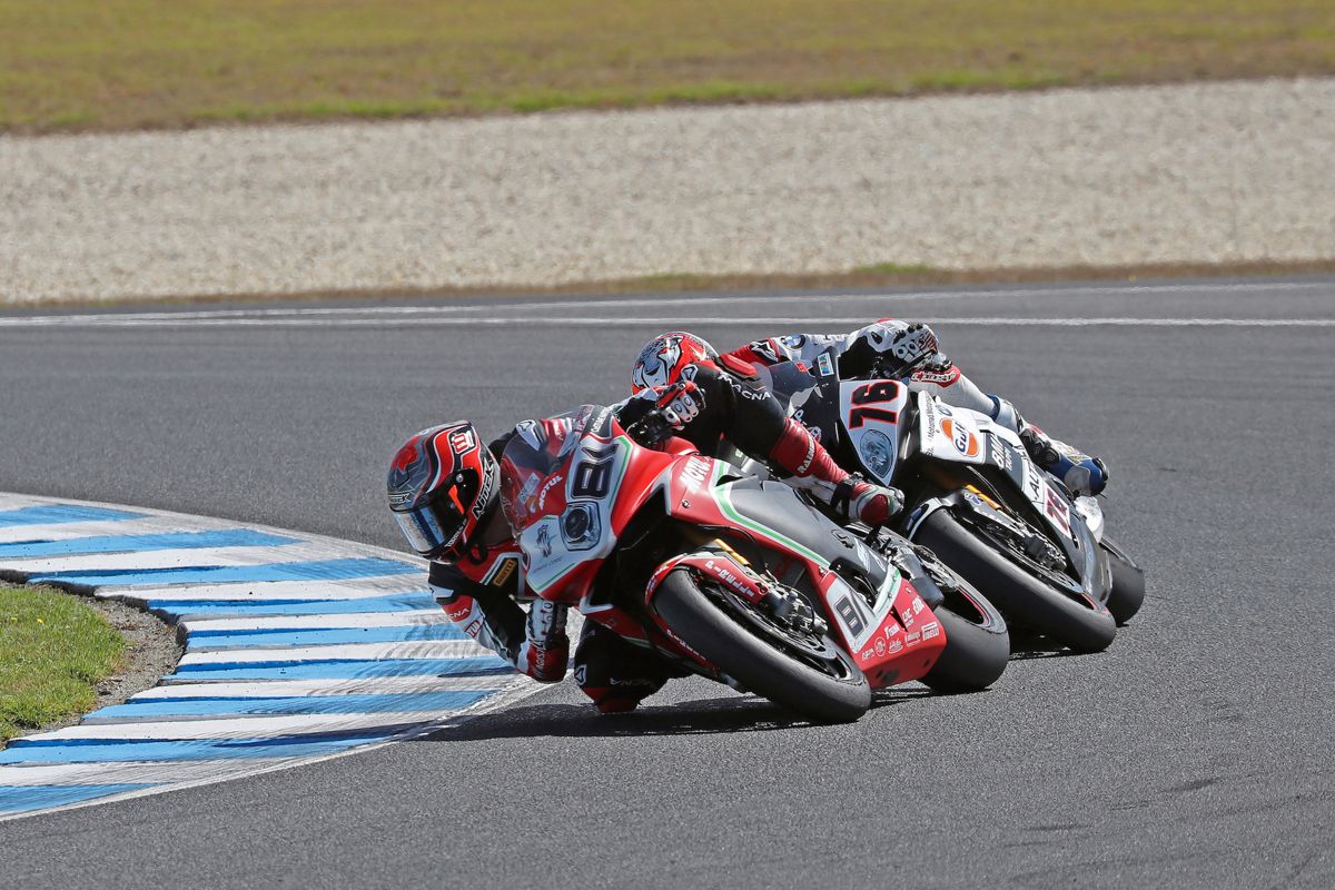 Jordi Torres y Loris Baz durante la segunda carrera de Superbike en Phillip Island