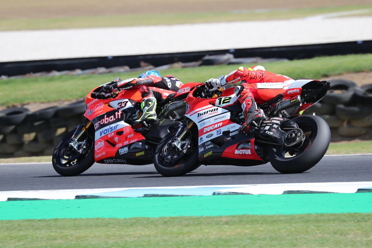 Marco Melandri y Xavi Forés durante la segunda carrera de Superbike en Phillip Island