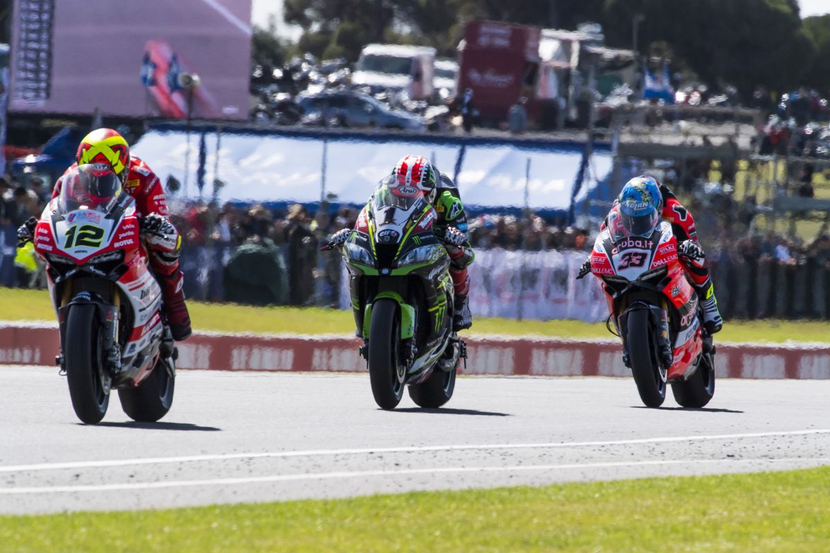 Xavi Forés lidera la segunda carrera de Superbikes en Phillip Island por delante de Jonathan Rea y Marco Melandri