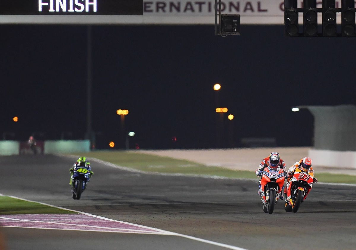 Andrea Dovizioso y Marc Márquez durante el Gran Premio de Qatar de MotoGp