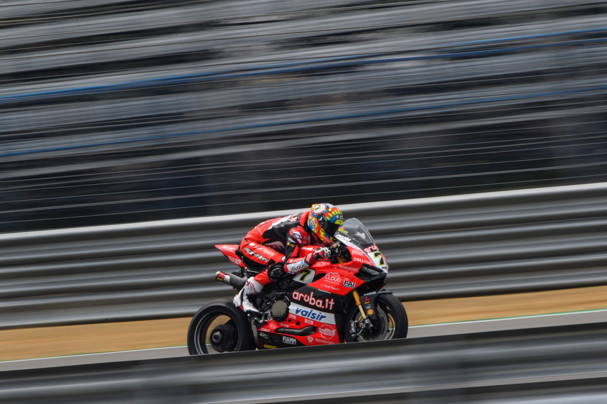 Chaz Davies durante la segunda carrera del WorldSBK en Tailandia