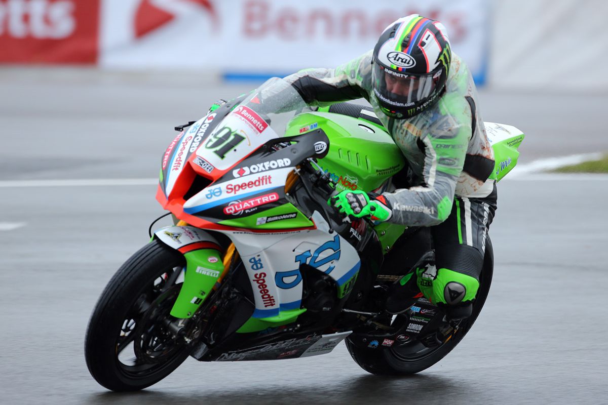 Leon Haslam durante los entrenamientos libres del British Superbike en Donington Park