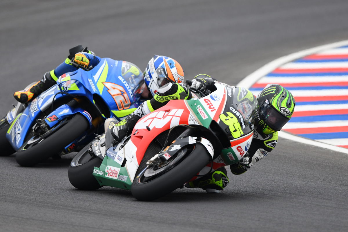 Cal Crutchlow y Álex Rins durante el Gran Premio de Argentina de MotoGp