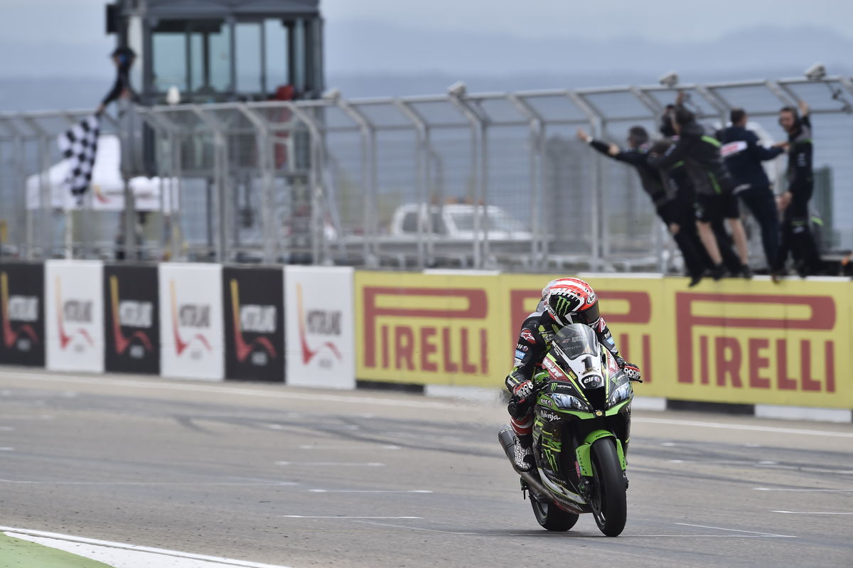 Jonathan Rea durante la primera carrera del Mundial de Superbike en Motorland Aragón