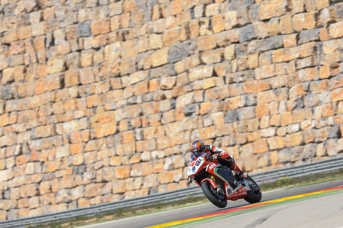 Jordi Torres durante los entrenamientos libres del Campeonato del Mundo de Superbike en Motorland