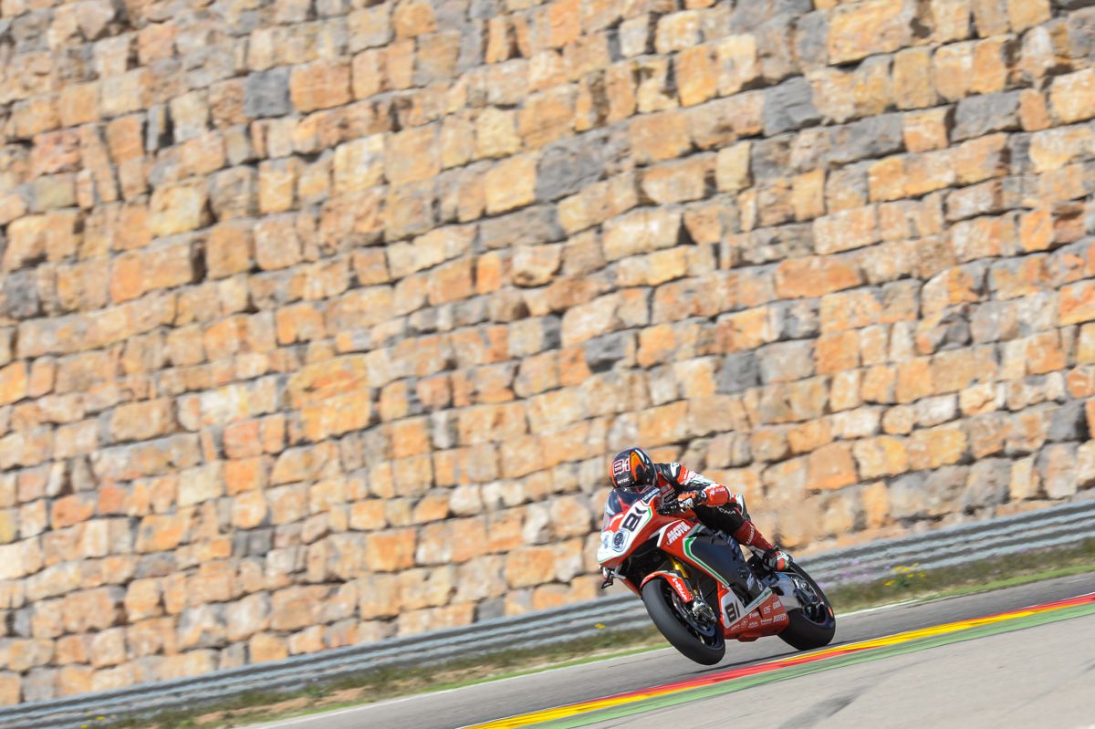 Marco Melandri lidera los entrenamientos libres