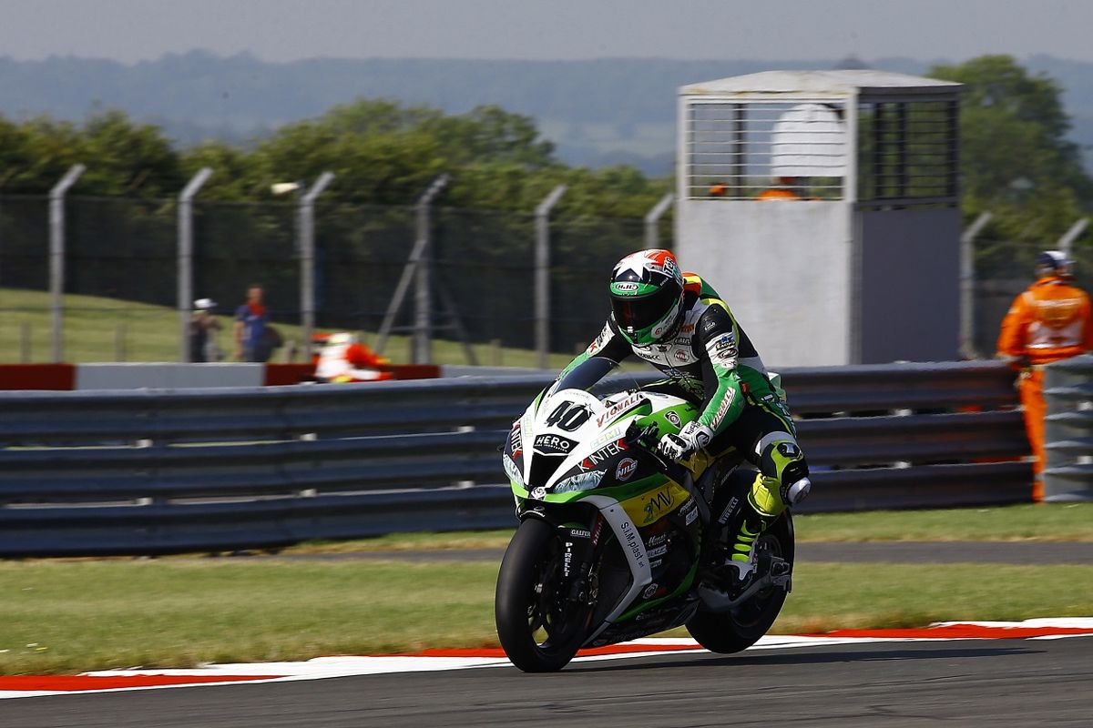 Román Ramos no pudo puntuar en las carreras en Donington Park