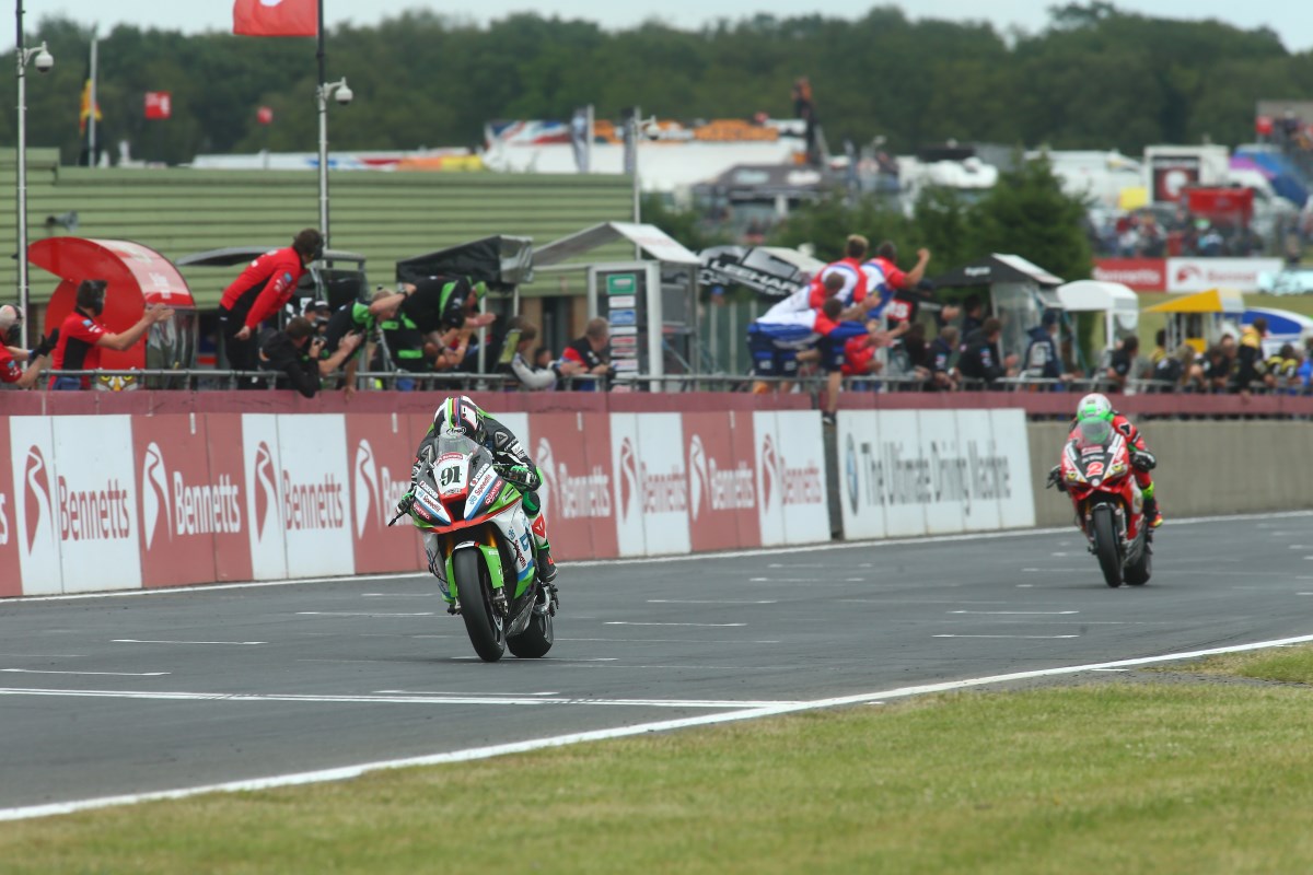 Leon Haslam gana las dos carreras y se destaca en la general