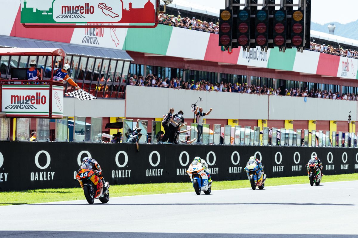 Miguel Oliveira gana una emocionante carrera