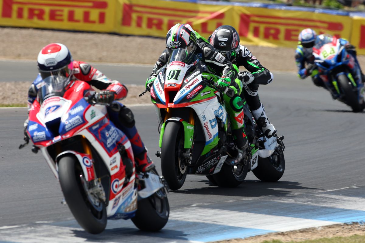 BSB Knockhill: Jake Dixon y Leon Haslam se reparten las victorias