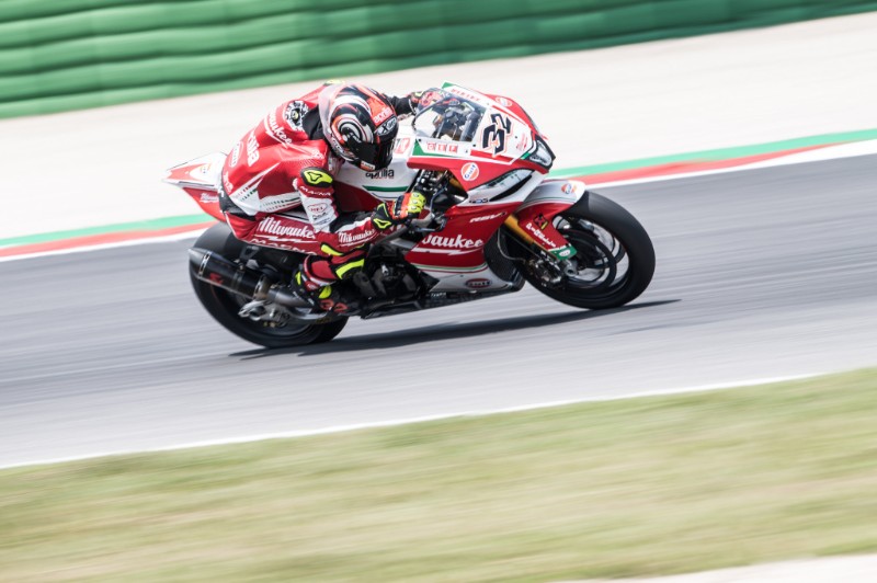 Lorenzo Savadori toma ventaja en los entrenamientos libres