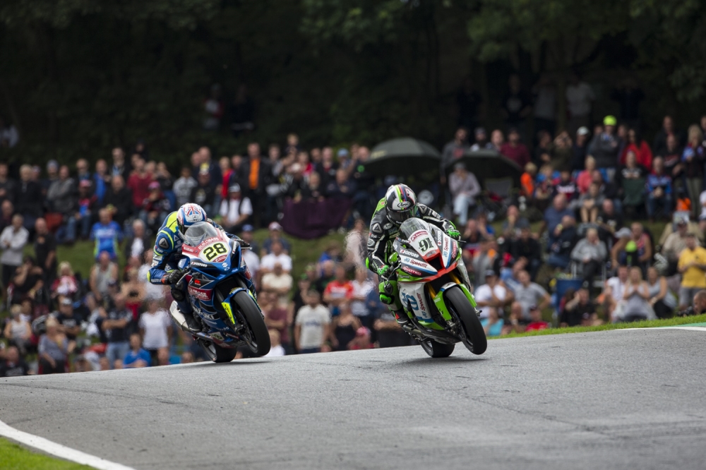 Leon Haslam se lleva las dos victorias en Cadwell Park