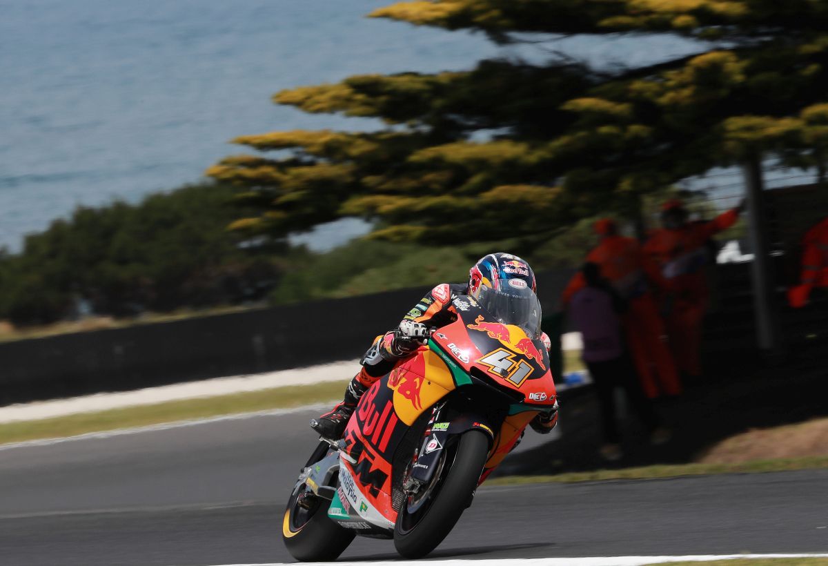 Brad Binder gana en Phillip Island. Mir, Vierge y Fernández en la lucha por el pódium.