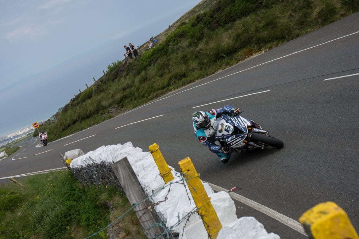 Michael Dunlop renueva con Tyco BMW