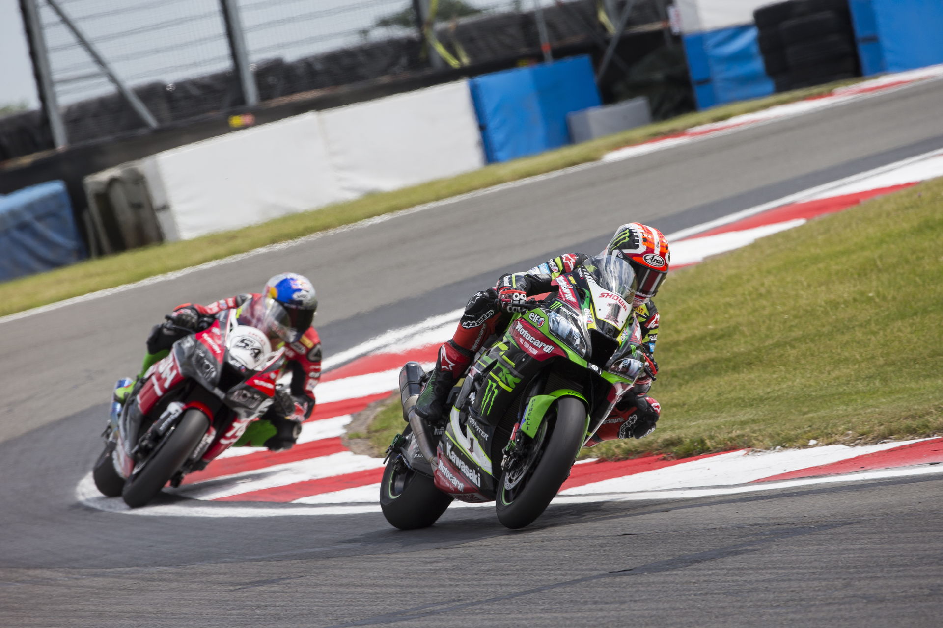 Jonathan Rea logra el triplete