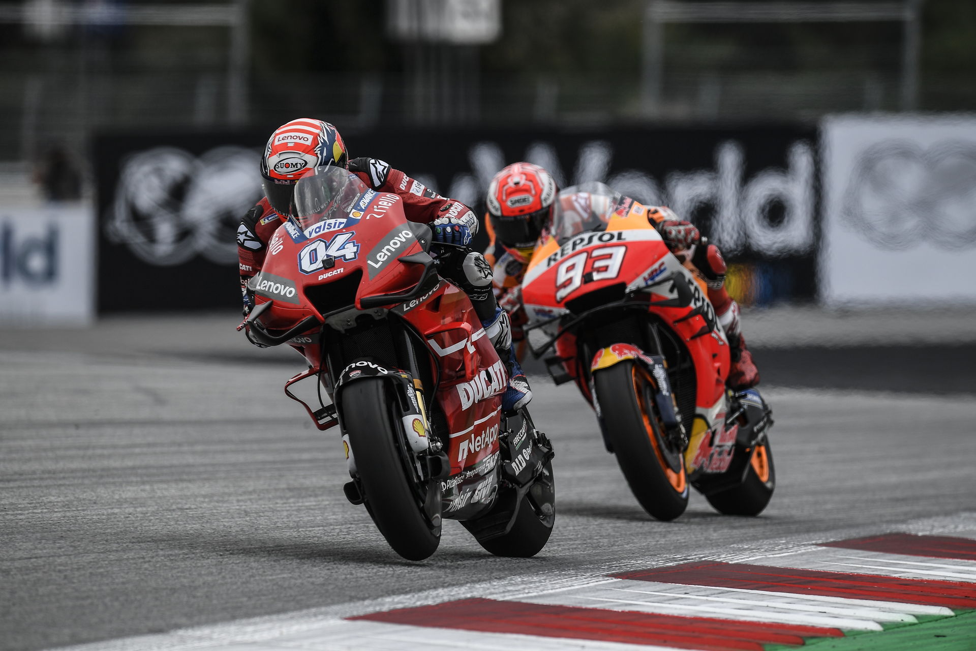 Andrea Dovizioso supera a Márquez