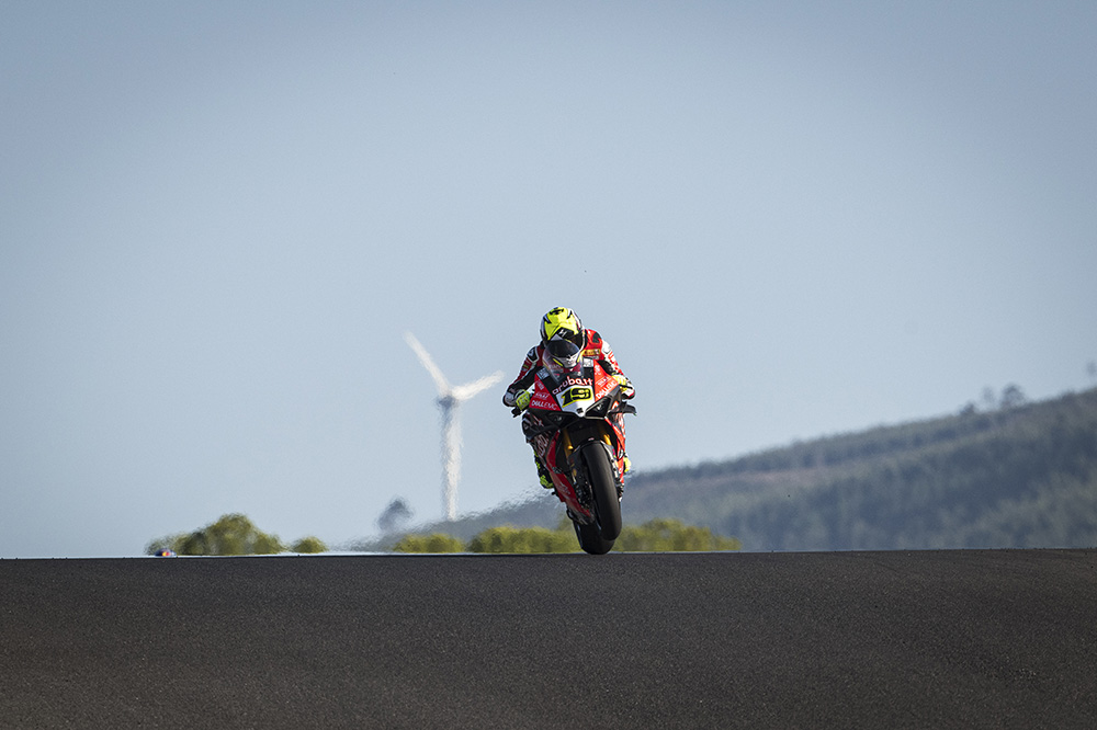 Jonathan Rea y Álvaro Bautista se reparten las victorias del domingo